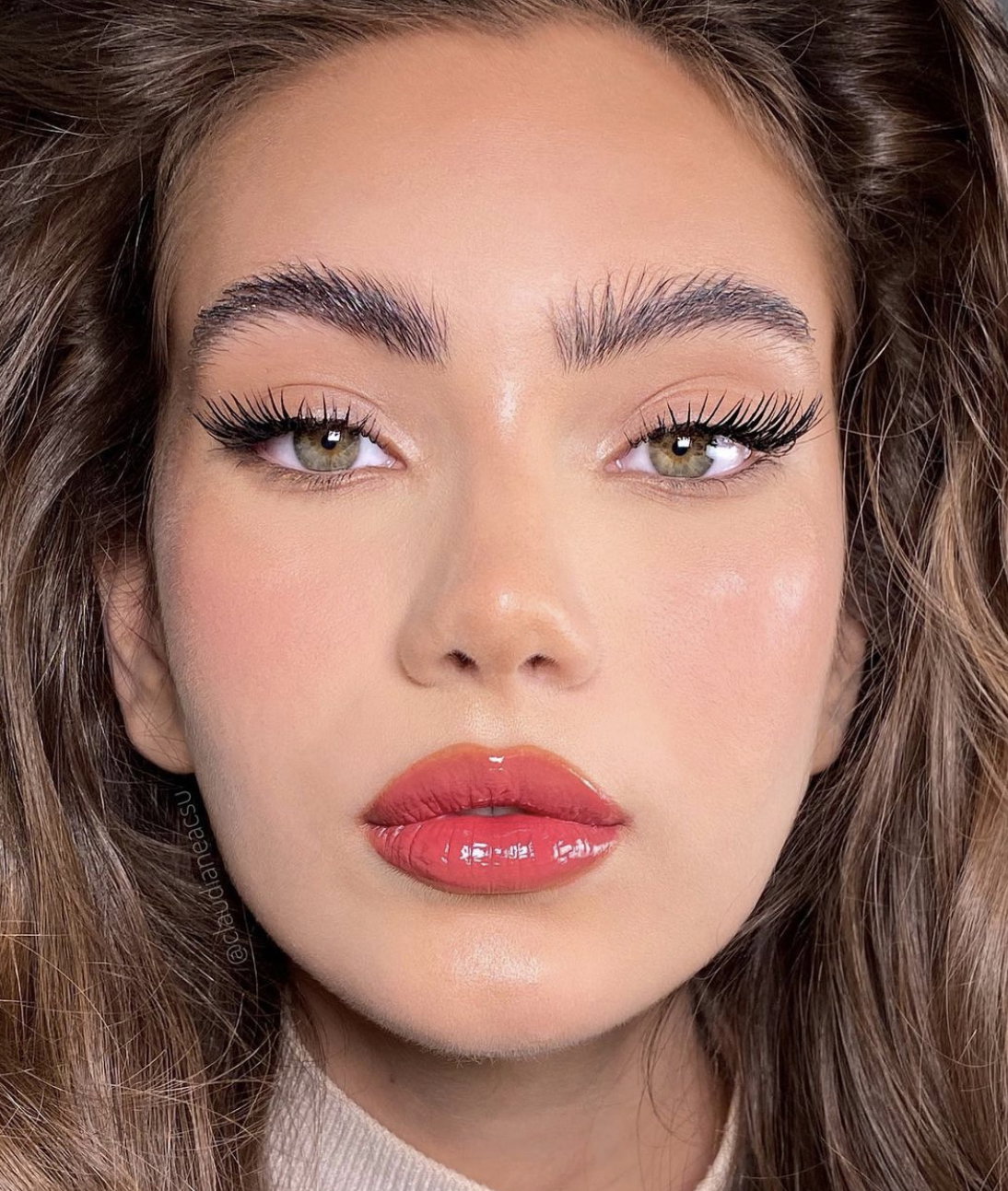 Puder na długie i gęste rzęsy