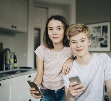 Aplikacja ratunek - jak działa i którą ściągnąć dziecku lub starszej osobie na telefon? Zasięg aplikacji ratunkowych bez Internetu