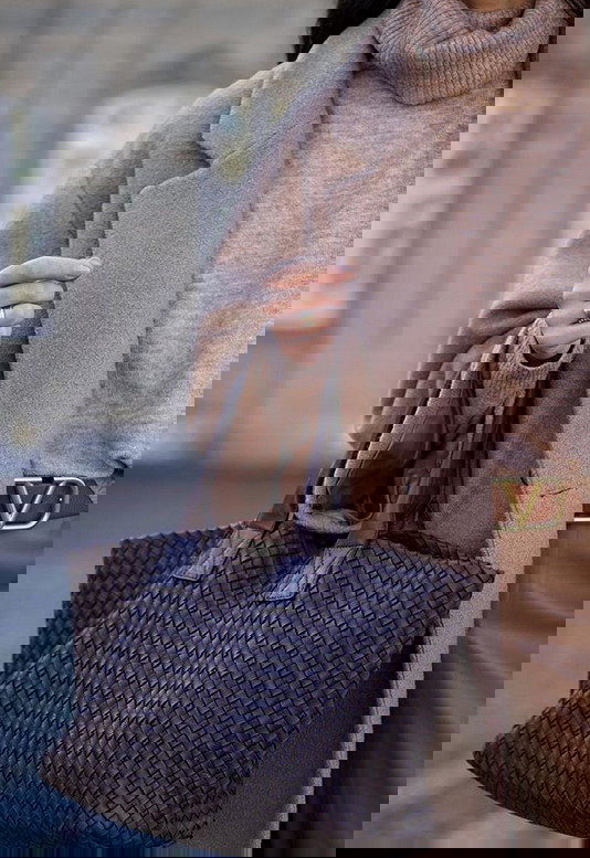 Beżowy płaszcz, wełniany sweter i torebka vintage - stylizacja-inspiracja z Instagrama