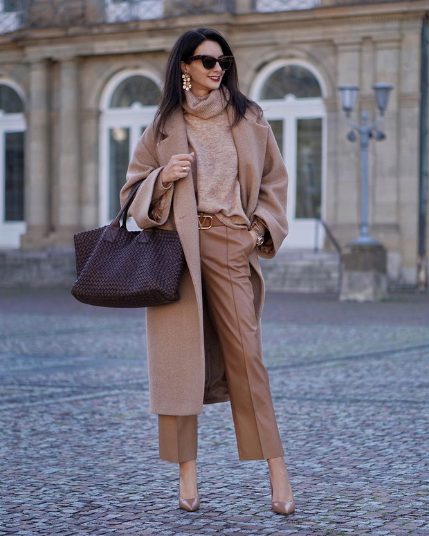 Beżowy płaszcz, wełniany sweter i torebka vintage - stylizacja-inspiracja z Instagrama