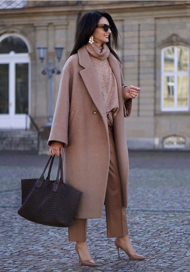 Beżowy płaszcz, wełniany sweter i torebka vintage - stylizacja-inspiracja z Instagrama