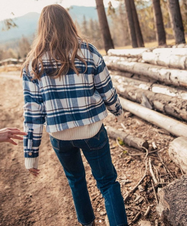 Koszulowa kurtka w kratkę z Zary - zobacz, jak nosi ją Anna Lewandowska