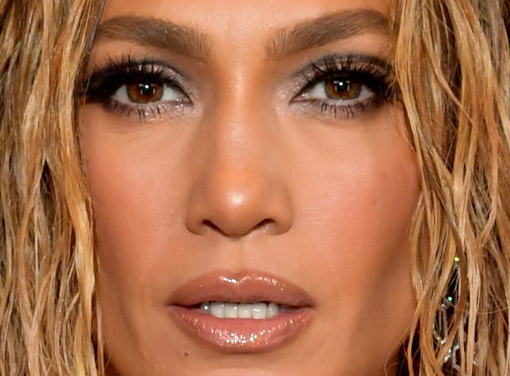 Jennifer Lopez i jej "wet hair" - modna fryzura, którą pokochały gwiazdy