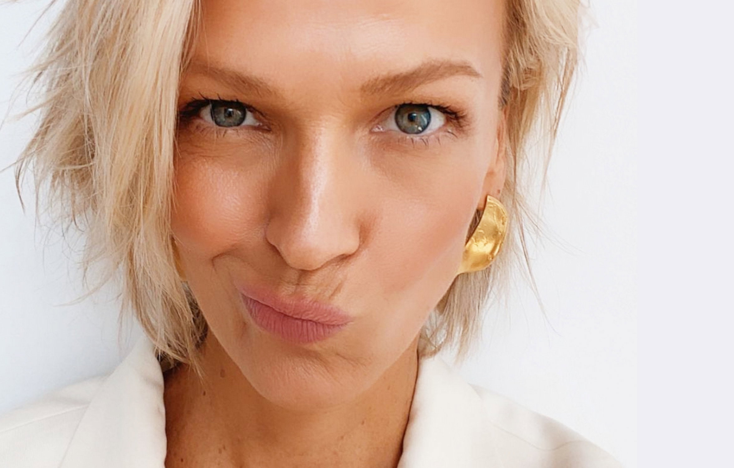 Płaszcz na zimę w modną kratkę i hitowe chunky boots - w stylu Magdy Mołek