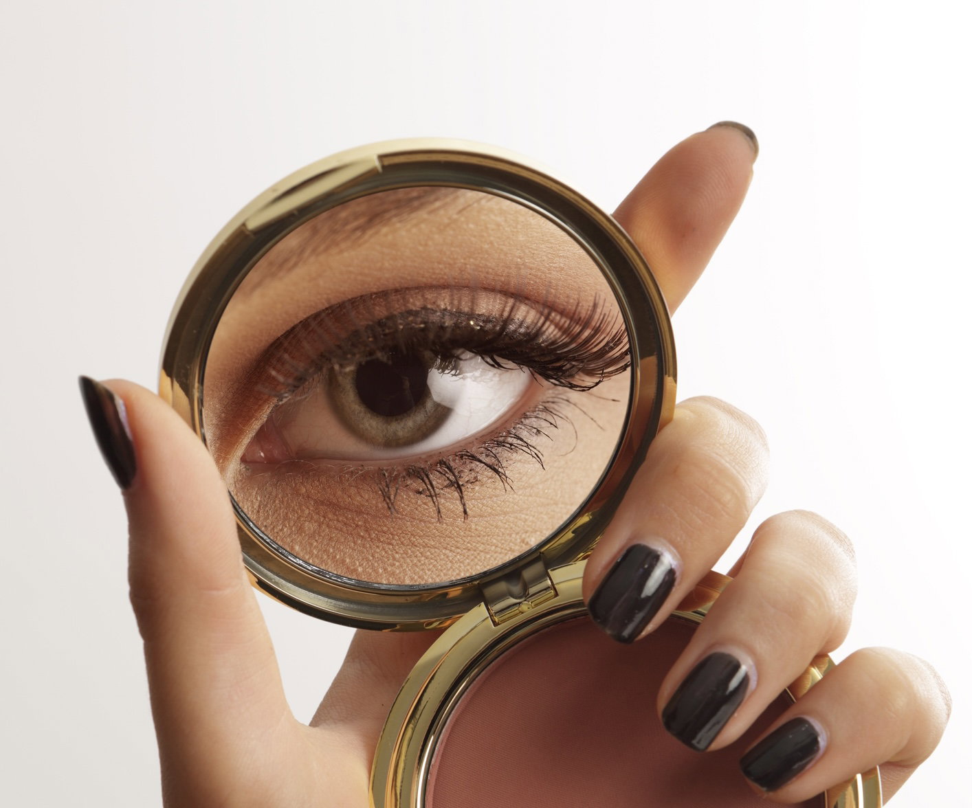 Jak zrobić kreskę na opadającej powiece?