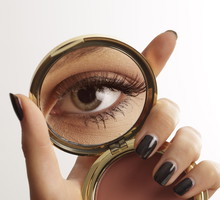 Jak zrobić kreskę na opadającej powiece?