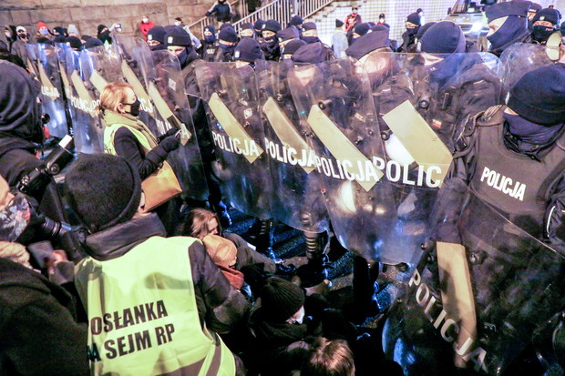 Barbara Nowacka zaatakowana gazem przez policję. Pokazywała legitymację poselską!