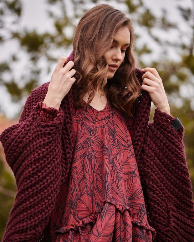 Sukienka na zimę: sukienka w kwiaty, sukienka midi, sukienka w stylu boho, sukienka welurowa do botków i kozaków na zimę