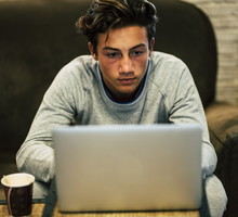 "Pieniądz nie śmierdzi. Odpowiedziałem na potrzebę rynku", tłumaczy 19 – latek, który zarabia na pisaniu klasówek