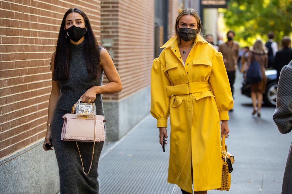 Kolory roku Pantone 2021 wybrane. Jeśli połączymy je razem oznaczają optymizm i siłę. Ten duet kolorów od Pantone na rok 2021 to nadzieja na lepsze czasy