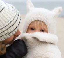 Zimowe stylizacje. Kasia Tusk i jej córeczka jak modne misie