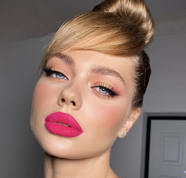 Modne fryzury na 2021: grzywka na bok