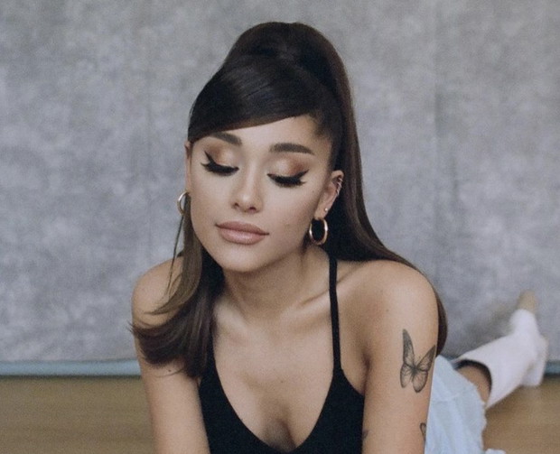 Modne fryzury na 2021: grzywka na bok