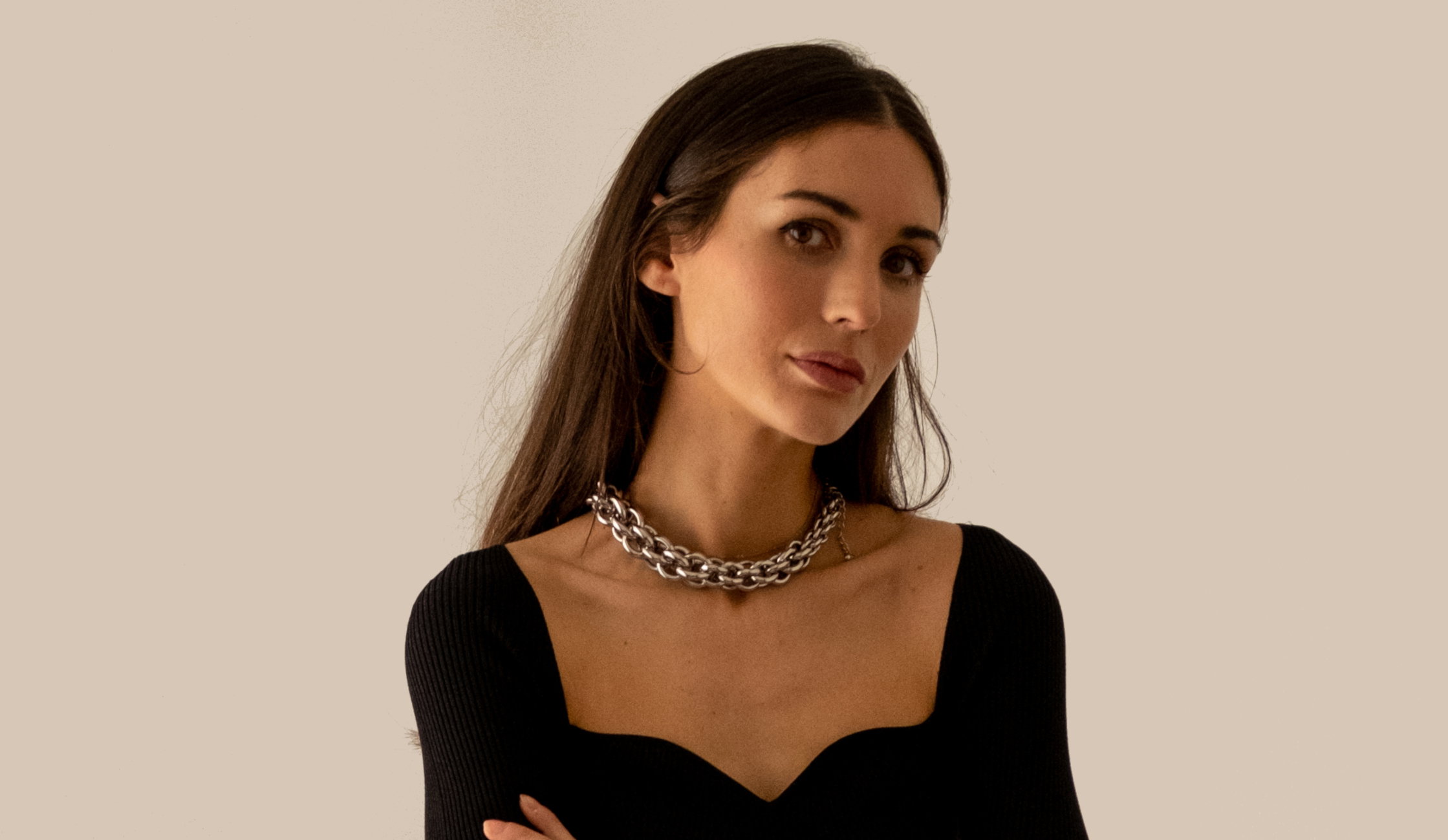 Zimowe sukienki sexy - mała czarna z dekoltem "serduszko"