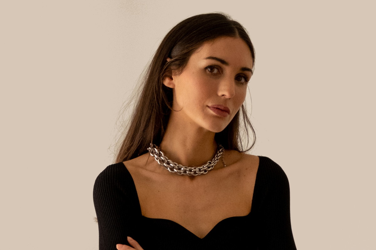 Zimowe sukienki sexy - mała czarna z dekoltem "serduszko"