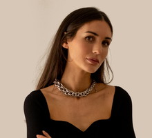 Zimowe sukienki sexy - mała czarna z dekoltem "serduszko"