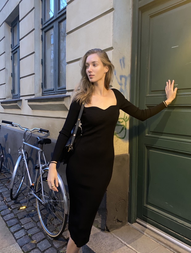 Zimowe sukienki sexy - mała czarna z dekoltem serduszko