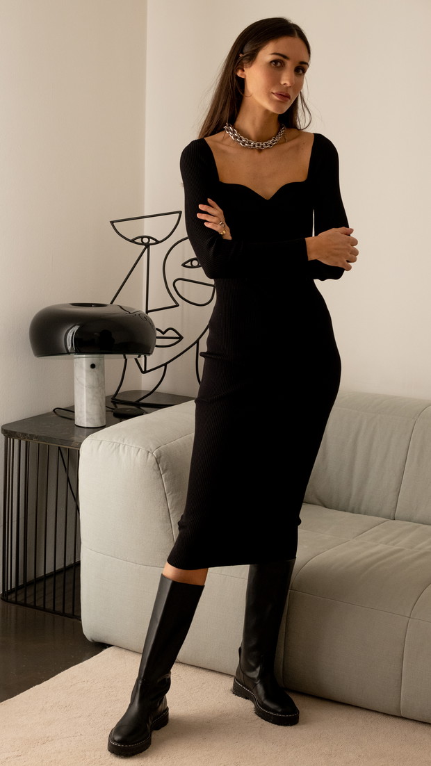 Zimowe sukienki sexy - mała czarna z dekoltem serduszko