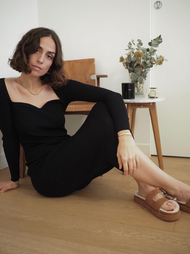 Zimowe sukienki sexy - mała czarna z dekoltem serduszko