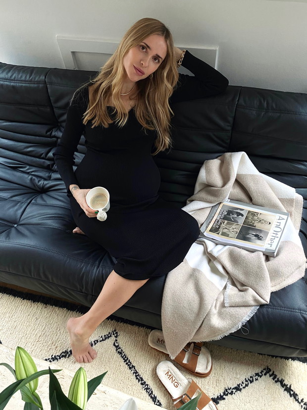 Zimowe sukienki sexy - mała czarna z dekoltem serduszko