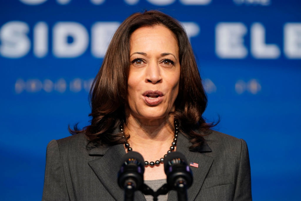 Kamala Harris w trampkach na okładce "Vogue'a" wywołała burzę w sieci. Czy słusznie?