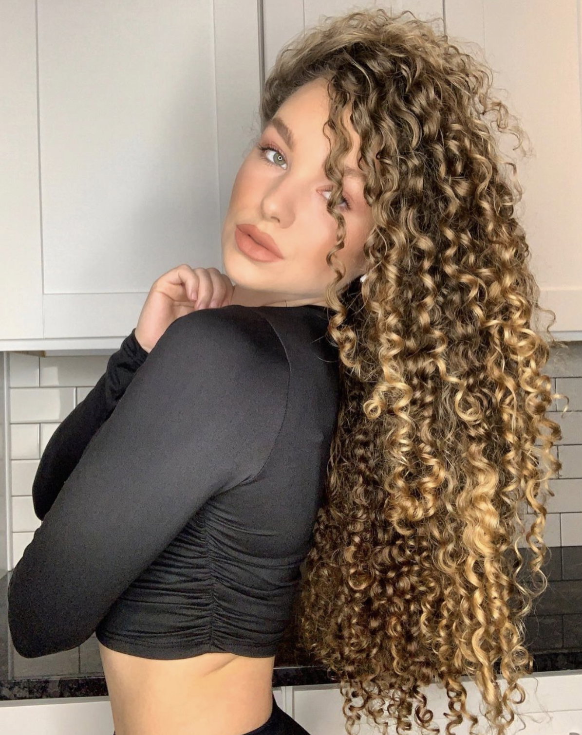 MODNE FRYZURY 2021: Trwała ondulacja z lat 80. powraca!