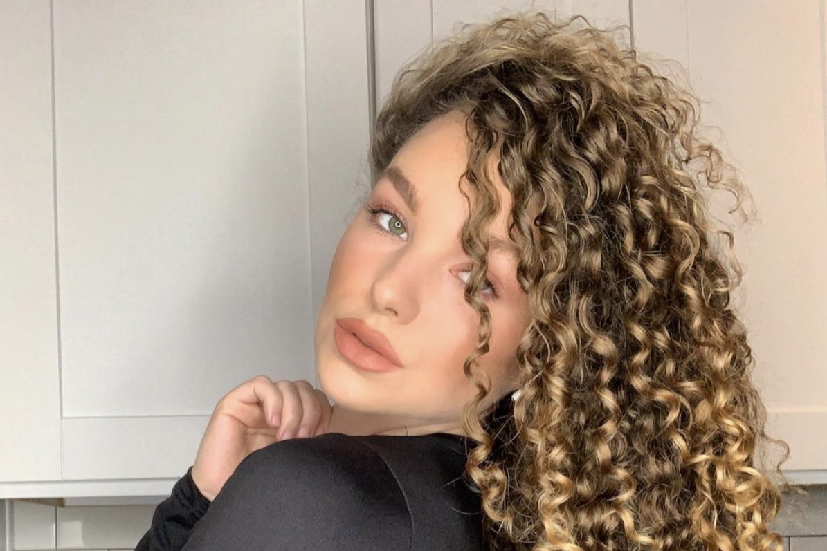 MODNE FRYZURY 2021: Trwała ondulacja z lat 80. powraca!