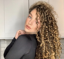 MODNE FRYZURY 2021: Trwała ondulacja z lat 80. powraca!