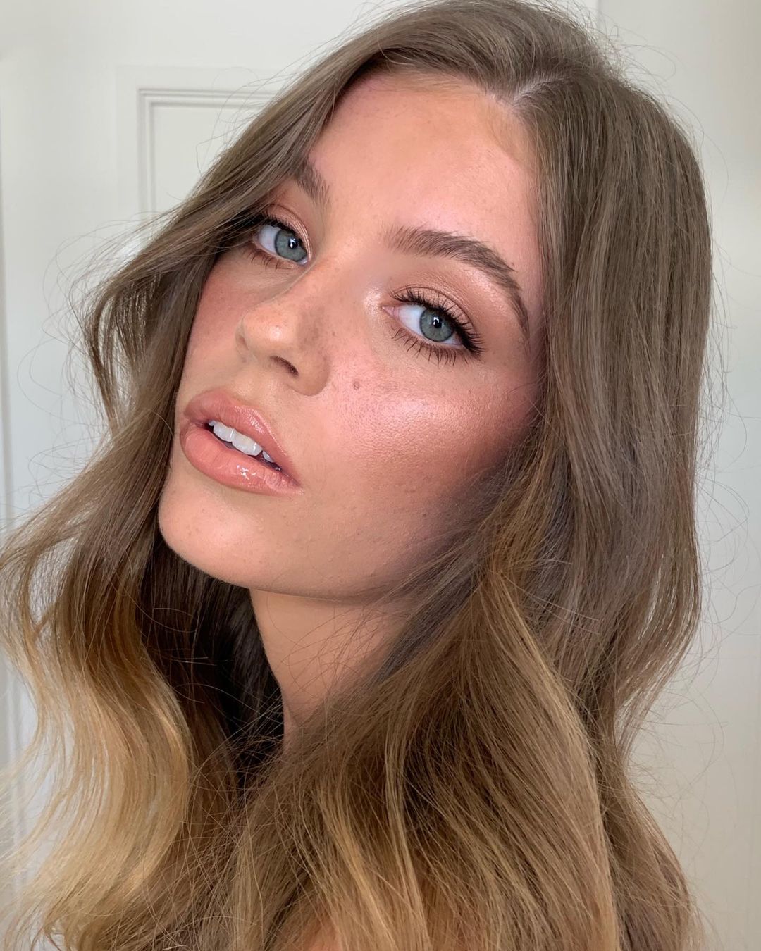 Nowy tren makijażowy wzbudza kontrowersje. Czy cienie pod oczami przestały być kompleksem?