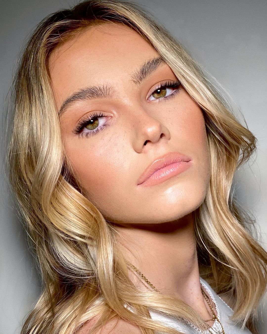 Błędy w pielęgnacji i makijażu brwi