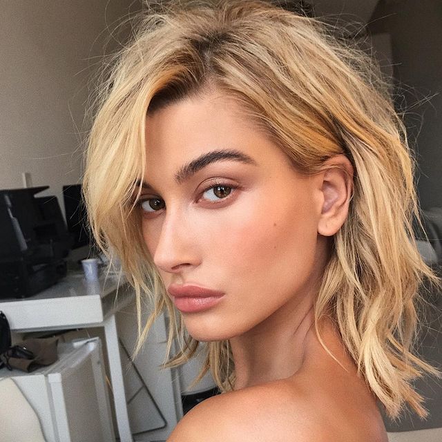 Modne fryzury 2021: Tousled bob – cięcie, które odmładza i dodaje objętości