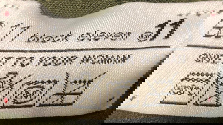 Oburzający żart na metce męskich spodni