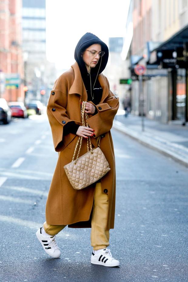 Moda trendy na wiosnę 2020: bluza z kapturem lub bez