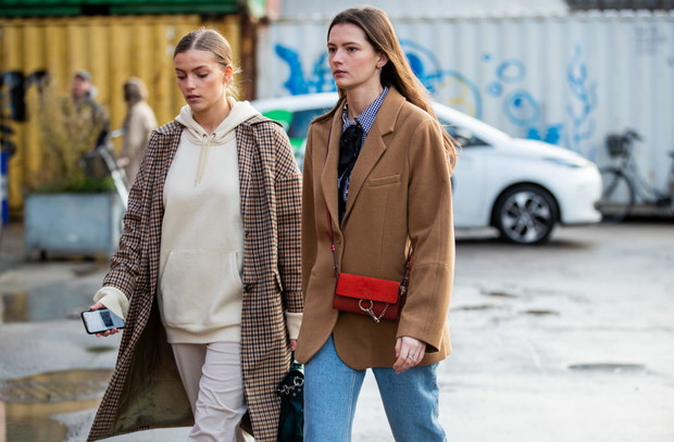 Moda trendy na wiosnę 2020: bluza z kapturem lub bez