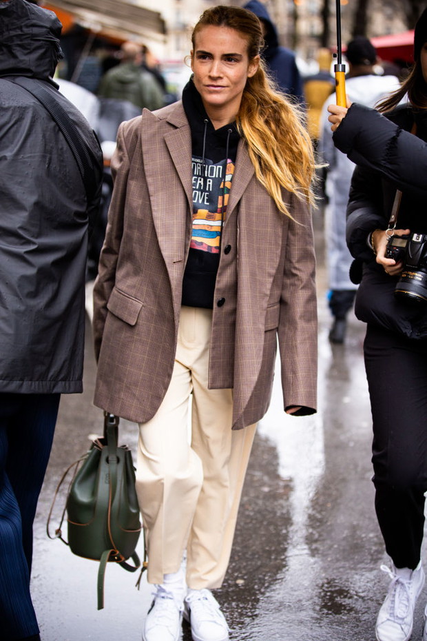 Moda trendy na wiosnę 2020: bluza z kapturem lub bez