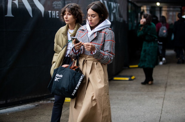 Moda trendy na wiosnę 2020: bluza z kapturem lub bez