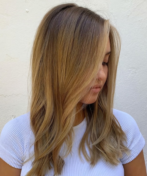 Modne blondy na zimę: miodowy