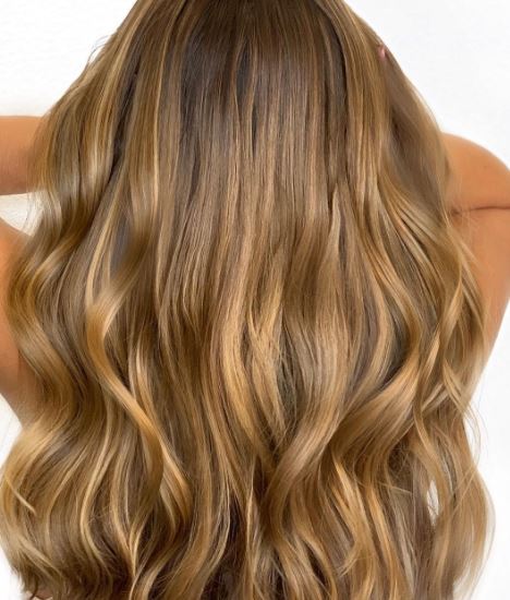 Modne blondy na zimę: miodowy