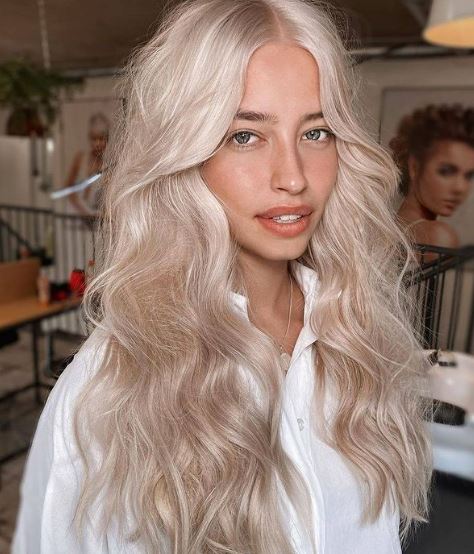 Modne blondy na zimę: śnieżna platyna