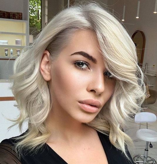 Modne blondy na zimę: śnieżna platyna
