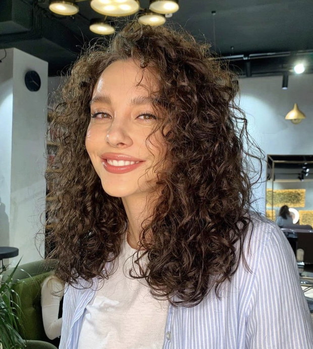 MODNE FRYZURY 2021: Trwała ondulacja z lat 80. powraca!