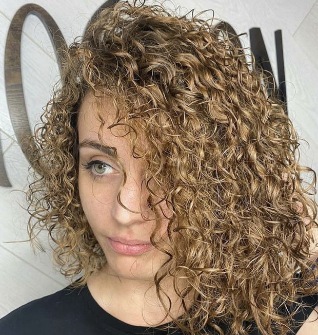 MODNE FRYZURY 2021: Trwała ondulacja z lat 80. powraca!