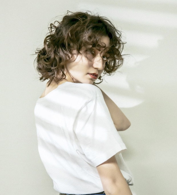 MODNE FRYZURY 2021: Trwała ondulacja z lat 80. powraca!