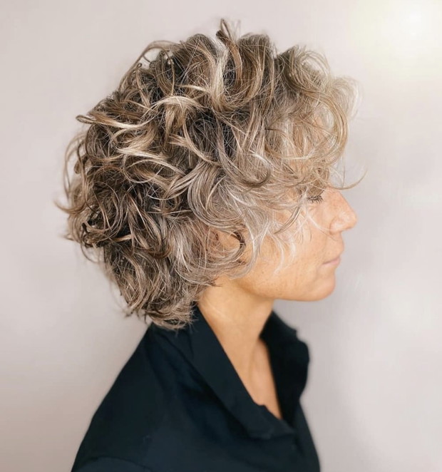 MODNE FRYZURY 2021: Trwała ondulacja z lat 80. powraca!