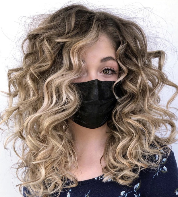 MODNE FRYZURY 2021: Trwała ondulacja z lat 80. powraca!