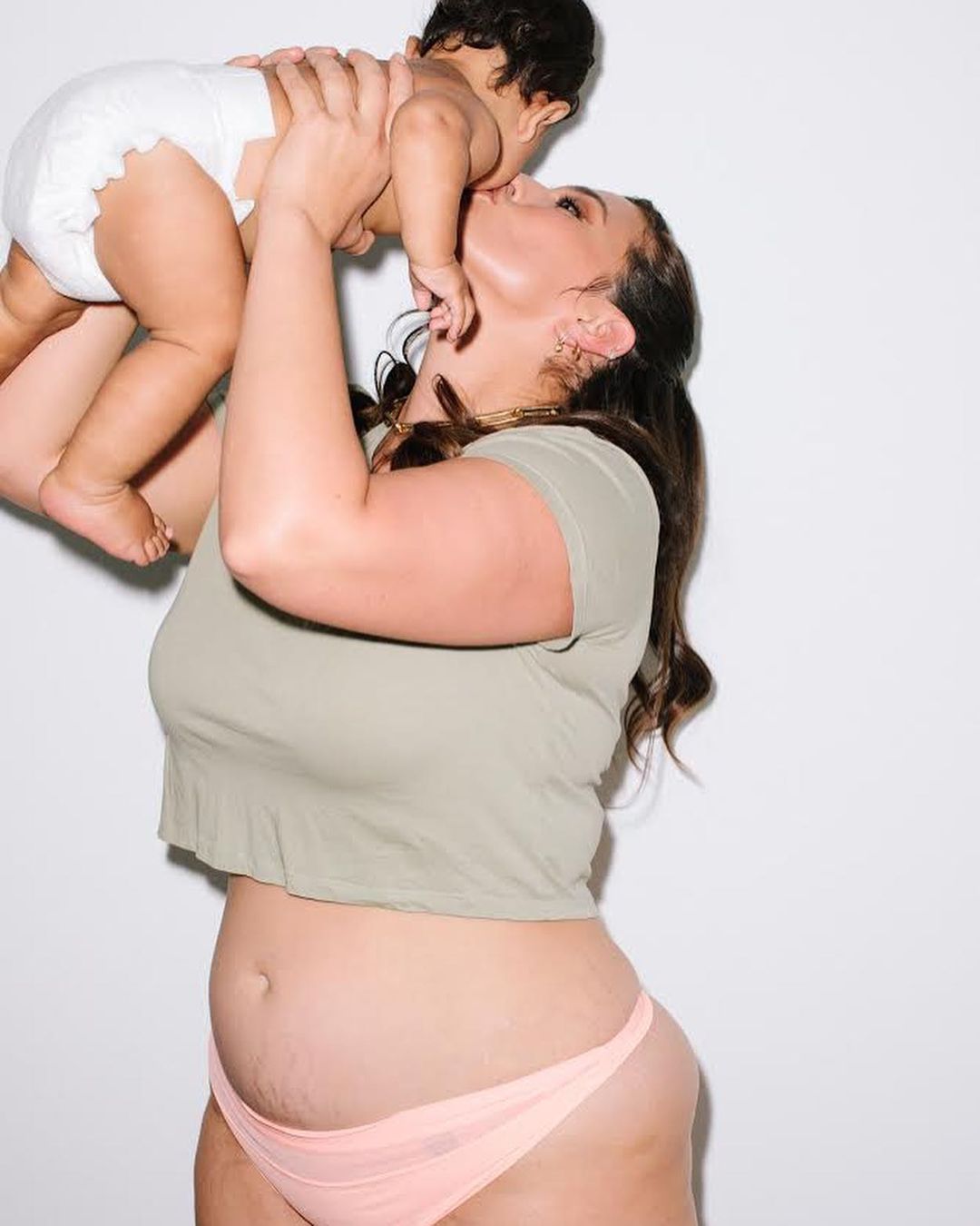 Ashley Graham dumnie prezentuje ciało rok po porodzie. Dlaczego my nie potrafimy też krzyknąć "Kocham siebie!"