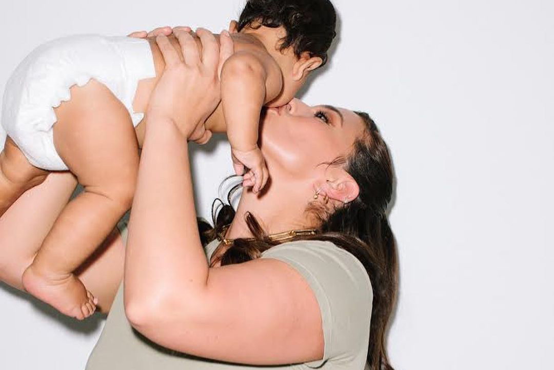 Ashley Graham dumnie prezentuje ciało rok po porodzie. Dlaczego my nie potrafimy też krzyknąć "Kocham siebie!"