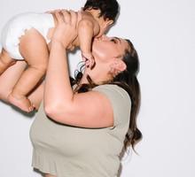 Ashley Graham dumnie prezentuje ciało rok po porodzie. Dlaczego my nie potrafimy też krzyknąć "Kocham siebie!"