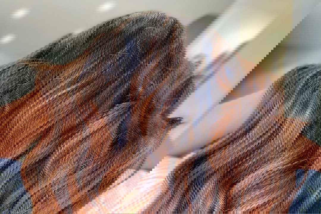 "Terracotta hair" to hit w koloryzacji włosów na 2021. Co to za kolor i komu pasuje?