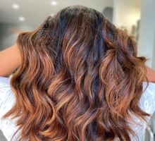 "Terracotta hair" to hit w koloryzacji włosów na 2021. Co to za kolor i komu pasuje?